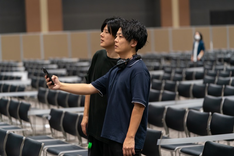 開場前にスタッフ2名が会場のレイアウトを確認している様子
