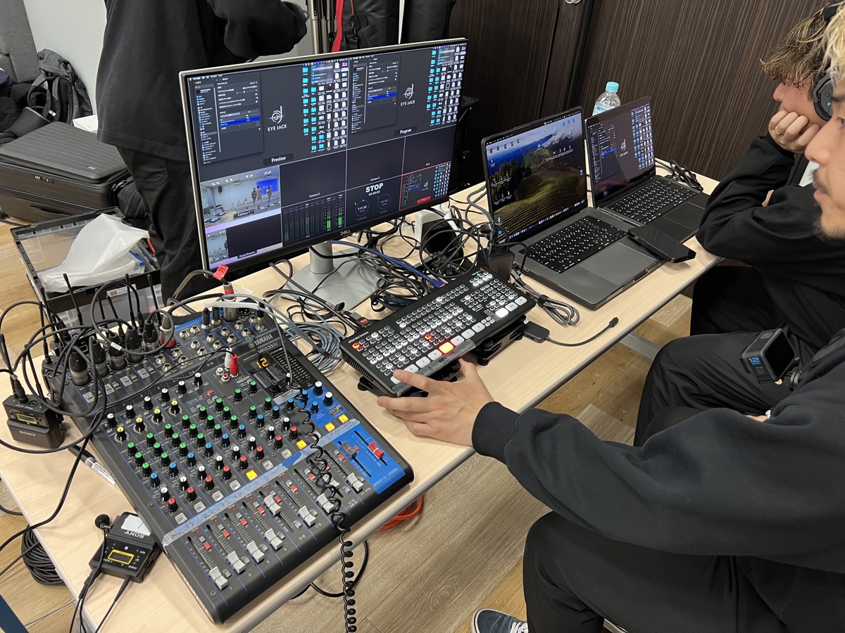 配信現場のスイッチャー・ミキサー卓。複数カメラの映像切り替えと音声調整を1人が担当する