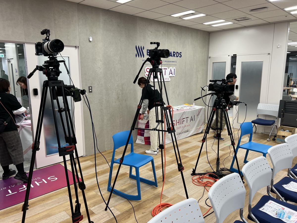 複数台のカメラを設置したセミナー会場の配信現場